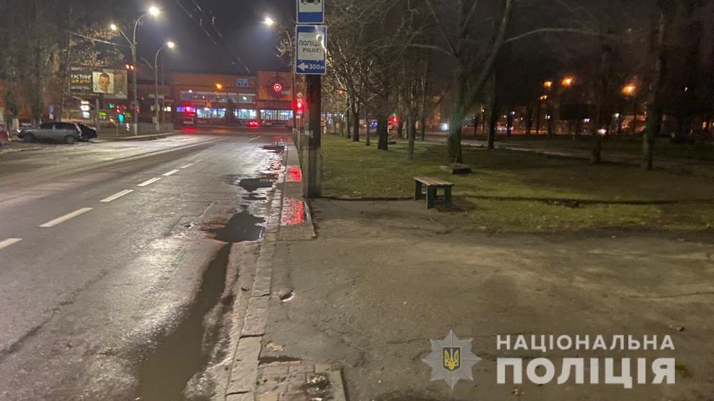 Полиция установит, почему в Николаеве пенсионер выпал из троллейбуса 1