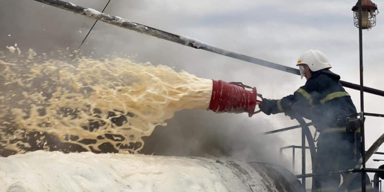 Под Николаевом потушили горевшую цистерну с битумом (ФОТО)