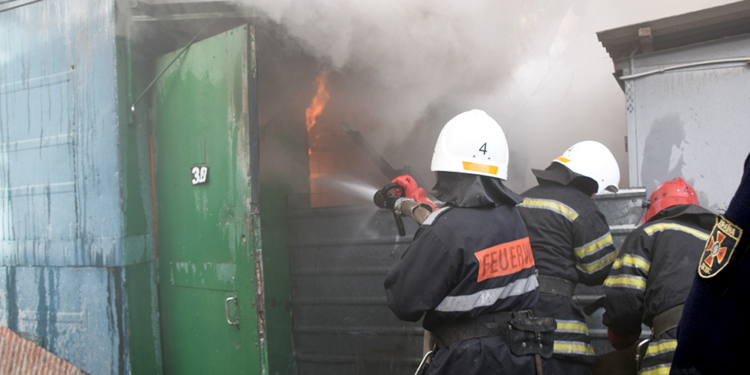 На одном из рынков Николаева сгорел металлический вагончик (ФОТО)