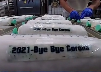 «Сладкая вакцинация»: в Германии пекарня делает торты в виде шприца с вакциной от COVID-19 (ВИДЕО)