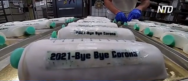 «Сладкая вакцинация»: в Германии пекарня делает торты в виде шприца с вакциной от COVID-19 (ВИДЕО)