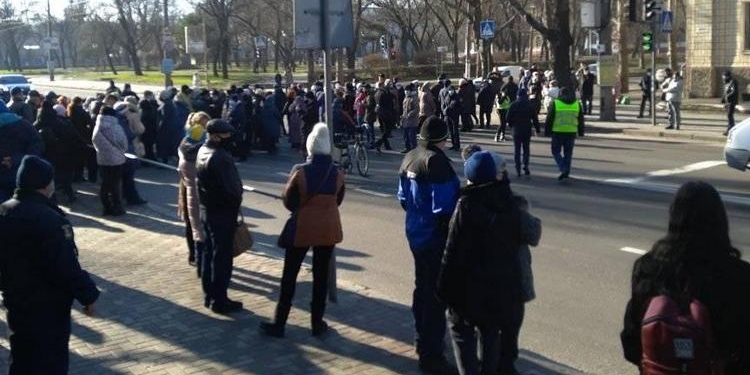 В Николаеве сотня николаевцев перекрыла Ингульский мост: протестовали против повышения тарифов (ФОТО, ВИДЕО)