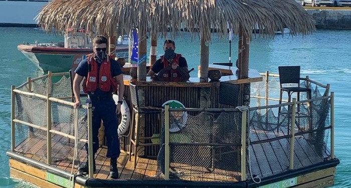Во Флориде американец угнал плавучий бар и отправился на нем в Карибское море (ВИДЕО)
