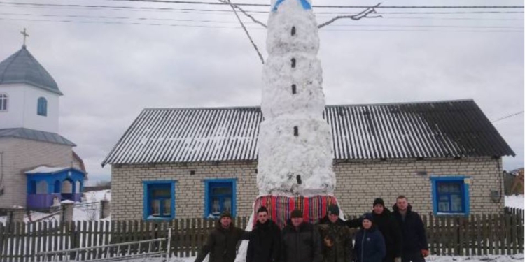На Волыни села соревнуются, чья снежная баба выше. Пока побеждает 7-метровая (ФОТО)