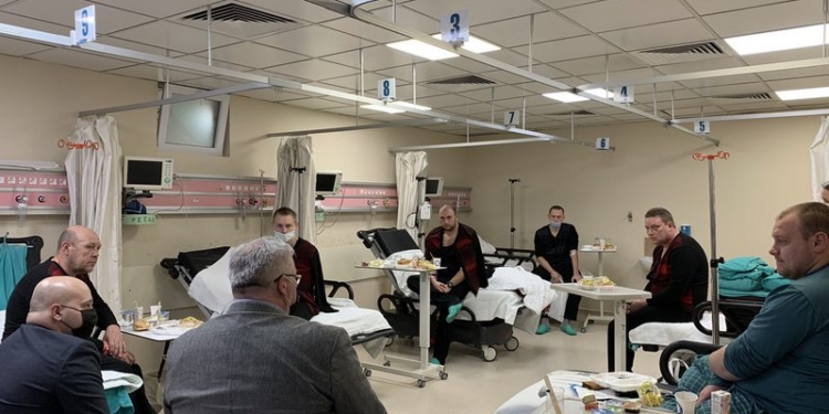 Украинские дипломаты в Турции посетили в больнице спасенных моряков. Они рассказали, что сухогруз затонул за минуты (ФОТО)