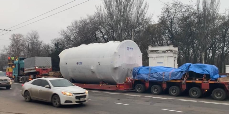 Огромный агрегат провезли по улицам Николаева в котельную на Намыве (ФОТО)