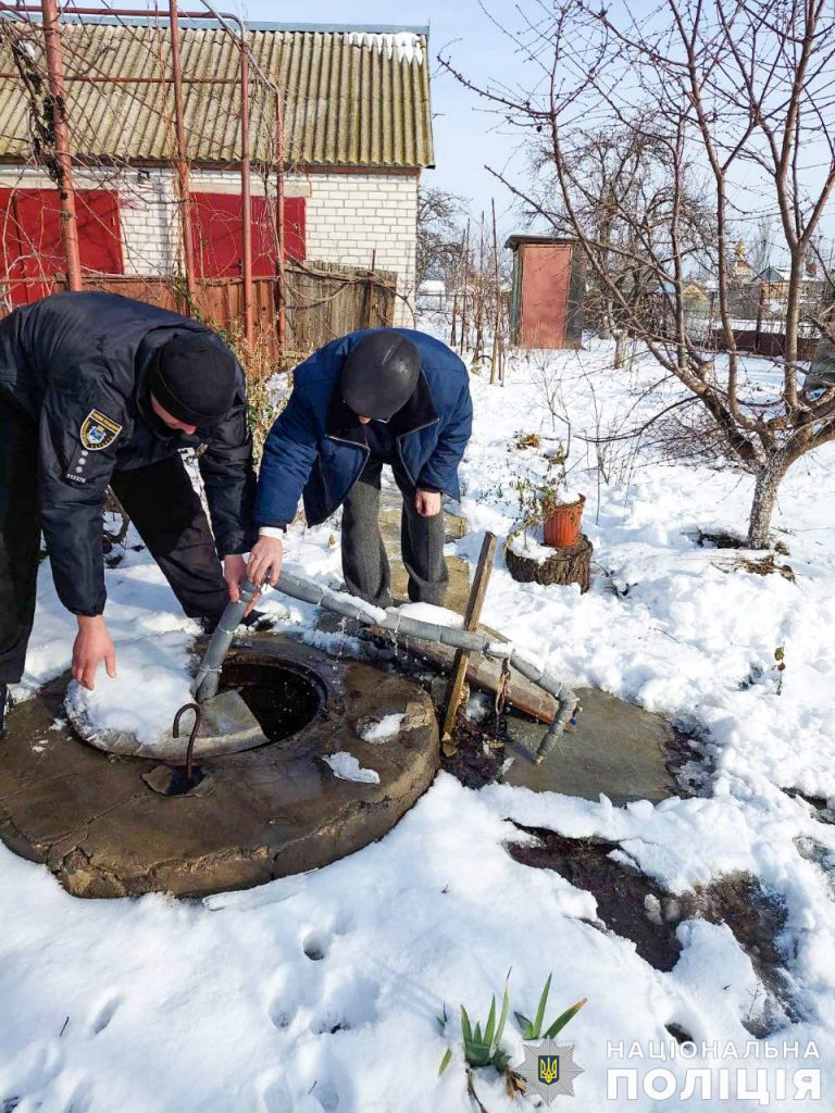 Николаевская полиция пошла в народ - рубит дрова бабушкам и убирает снег во дворах одиноких стариков (ФОТО) 1