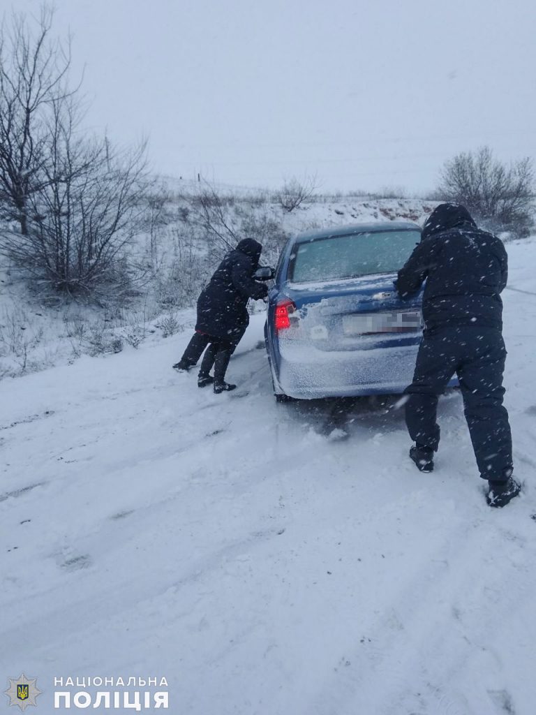 Николаевская полиция пошла в народ - рубит дрова бабушкам и убирает снег во дворах одиноких стариков (ФОТО) 9