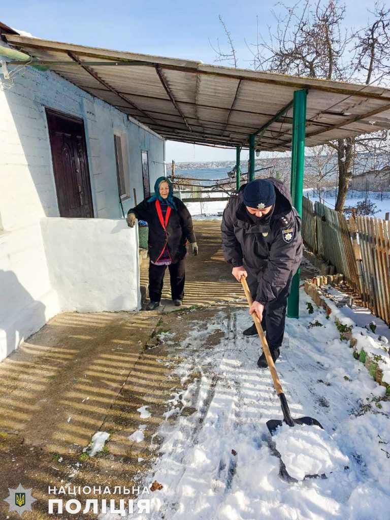 Николаевская полиция пошла в народ - рубит дрова бабушкам и убирает снег во дворах одиноких стариков (ФОТО) 5