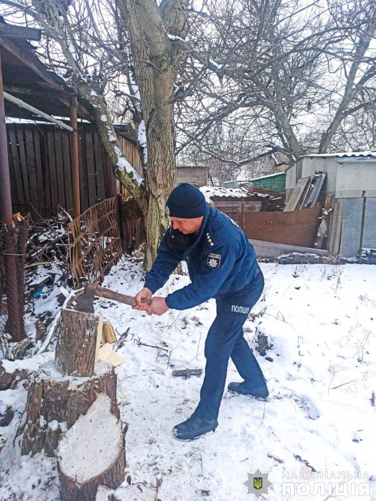 Николаевская полиция пошла в народ - рубит дрова бабушкам и убирает снег во дворах одиноких стариков (ФОТО) 7