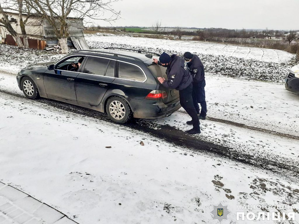 Николаевская полиция пошла в народ - рубит дрова бабушкам и убирает снег во дворах одиноких стариков (ФОТО) 11