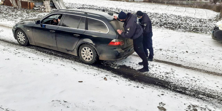 Николаевская полиция пошла в народ – рубит дрова бабушкам и убирает снег во дворах одиноких стариков (ФОТО)