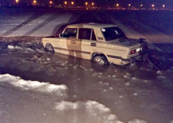 В Николаеве машина продавила лед и застряла в воде (ФОТО)