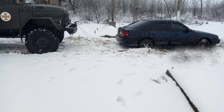 На Николаевщине спасатели ввытащили из снежного плена еще 10 автомобилей