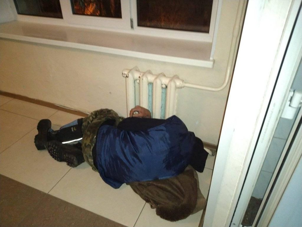 Аншлаг в БСМП: в Николаеве не хватает пунктов обогрева для бездомных (ФОТО) 3