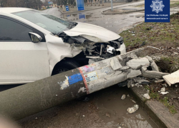 В Николаеве пьяный водитель на «Тойоте» свалил фонарный столб (ФОТО)