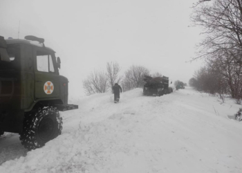 В Николаевской области спасатели продолжают доставать автомобили и «скорые помощи» из заносов. А снег идет (ФОТО)