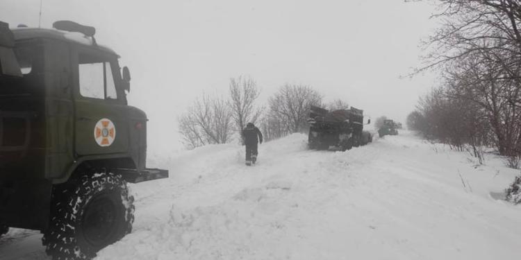 В Николаевской области спасатели продолжают доставать автомобили и «скорые помощи» из заносов. А снег идет (ФОТО)