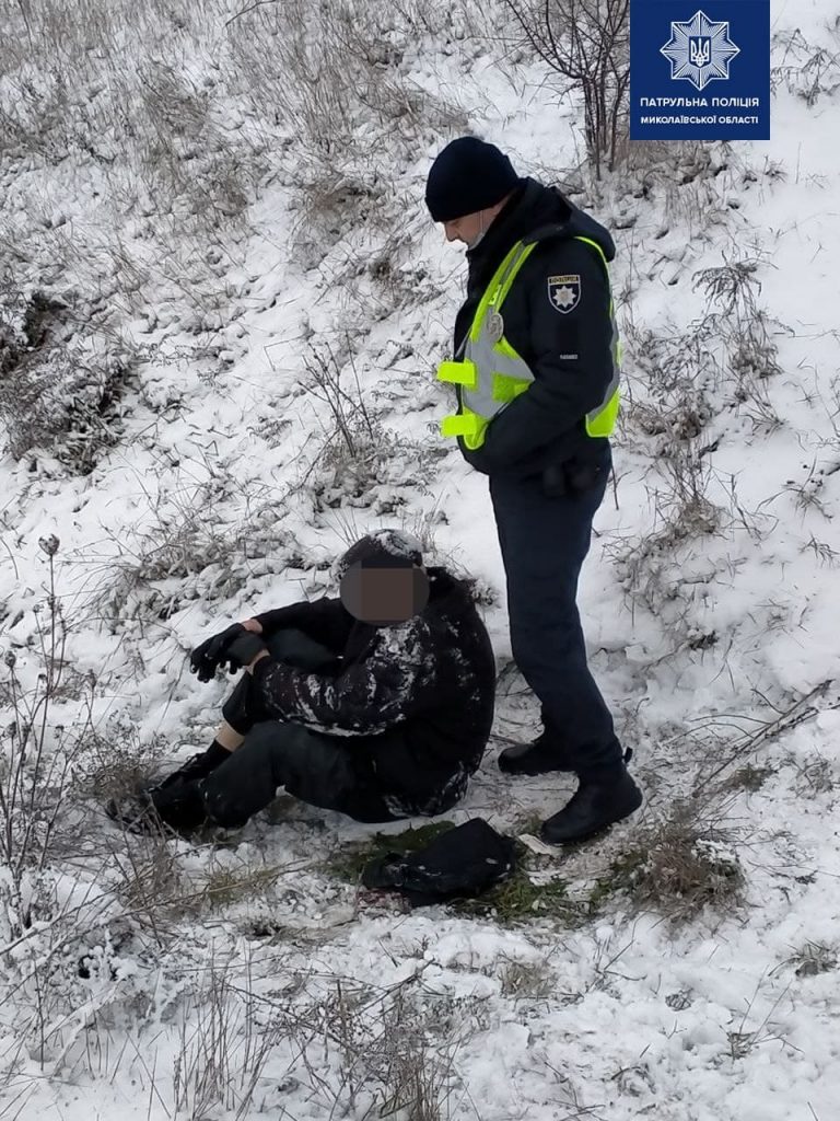 Не дали замерзнуть: николаевские патрульные спасли пожилого мужчину, который повредил ногу у Зайчевского (ФОТО) 3