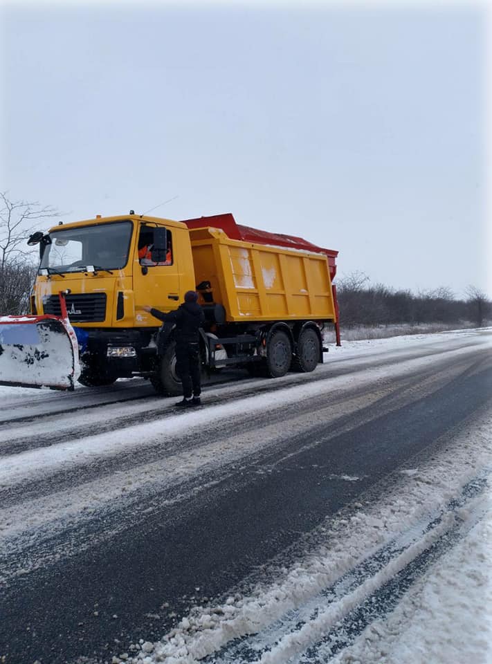 65 спецмашин чистят дороги Николаевской области от снега (ФОТО) 5