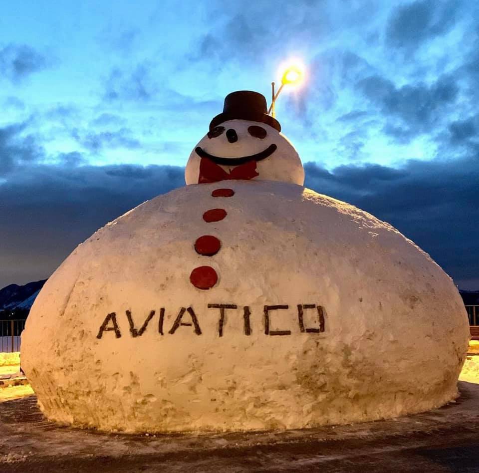 С надеждой на возвращение к «нормальности»: в итальянском туристическом городке слепили гигантского снеговика (ФОТО) 1