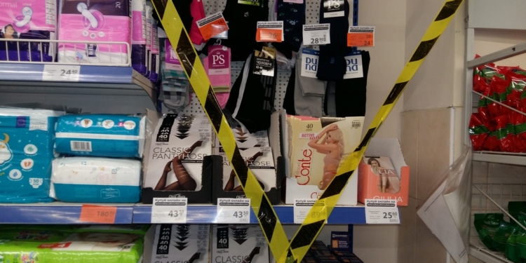 Локдаун. В Николаеве в супермаркетах правильные товары отделили от неправильных – лентами и объявлениями (ФОТО)