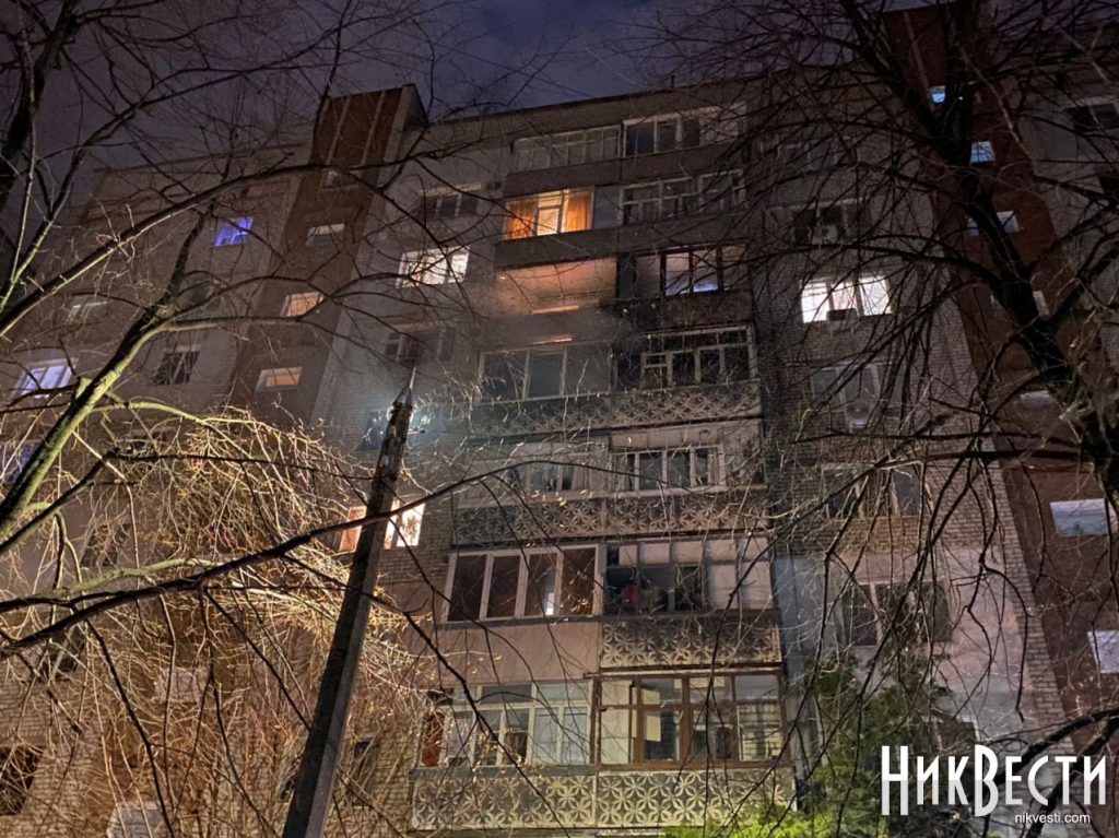 В Николаеве фейерверк залетел на балкон многоэтажки, загорелось две квартиры 1