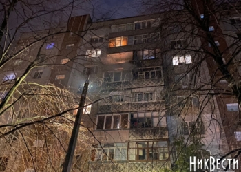 В Николаеве фейерверк залетел на балкон многоэтажки, загорелось две квартиры