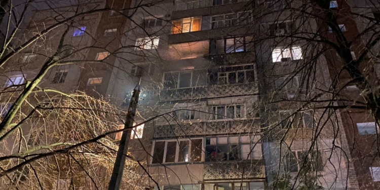 В Николаеве фейерверк залетел на балкон многоэтажки, загорелось две квартиры