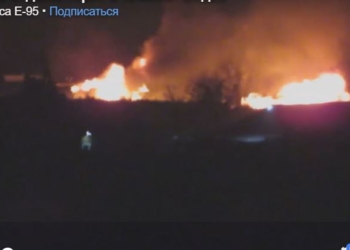 Большой пожар в Южном – загорелась база отдыха, машины пожарных увязли на подъезде (ВИДЕО)