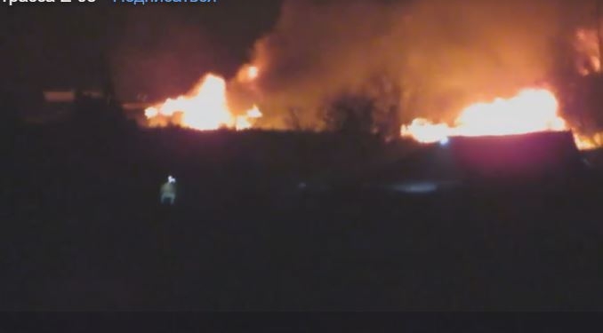 Большой пожар в Южном – загорелась база отдыха, машины пожарных увязли на подъезде (ВИДЕО)