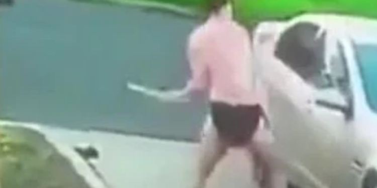 В Николаеве мужчина в трусах избил водителя и угнал его машину