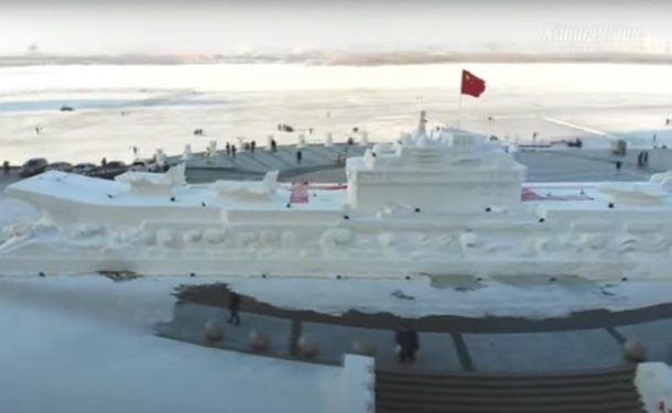 В Китае “увековечили” бывший авианосец “Варяг” – вылепили из снега (ВИДЕО)