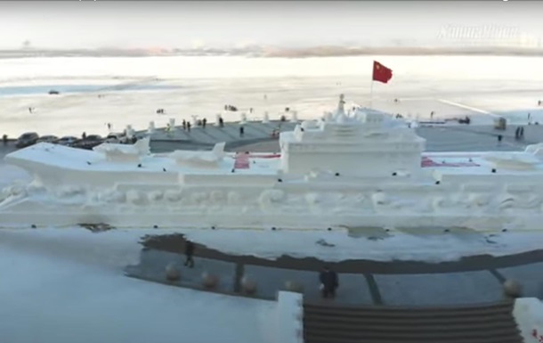 В Китае "увековечили" бывший авианосец "Варяг" - вылепили из снега (ВИДЕО) 1