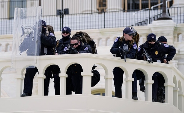 В Вашингтоне спецназ очистил Капитолий, конгрессмены вернулись к работе (ВИДЕО)