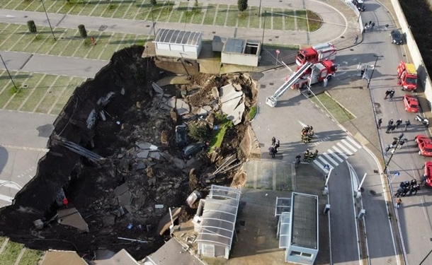 В Неаполе прогремел взрыв возле ковидного госпиталя – в огромную воронку свалились машины (ФОТО, ВИДЕО)