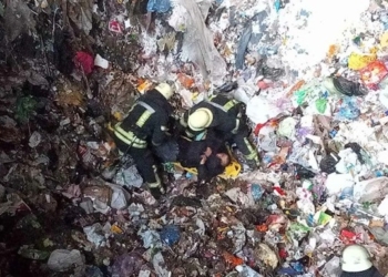 В Киеве мужчина провалился в глубокий бункер с мусором