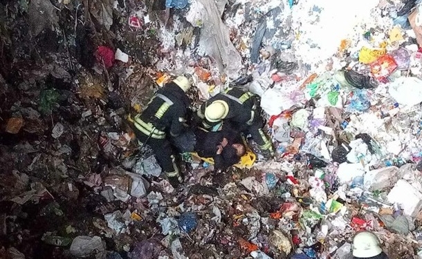 В Киеве мужчина провалился в глубокий бункер с мусором