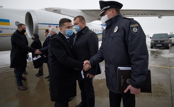 Зеленский приехал на место трагедии в Харькове (ВИДЕО)