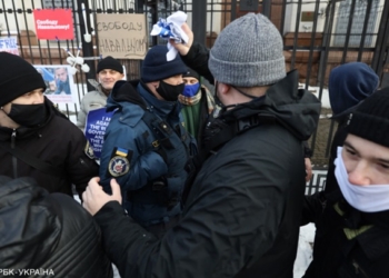 В Киеве произошли стычки возле посольства РФ (ФОТО)
