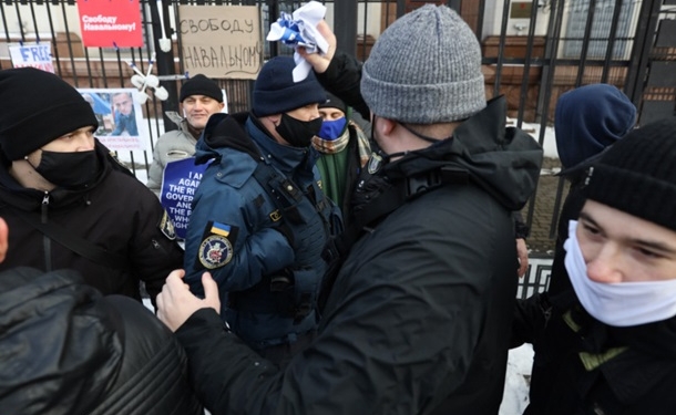 В Киеве произошли стычки возле посольства РФ (ФОТО)