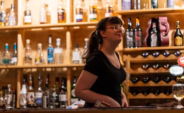 Не выдержали. В Чехии открылись бары и рестораны, несмотря на запрет (ФОТО)