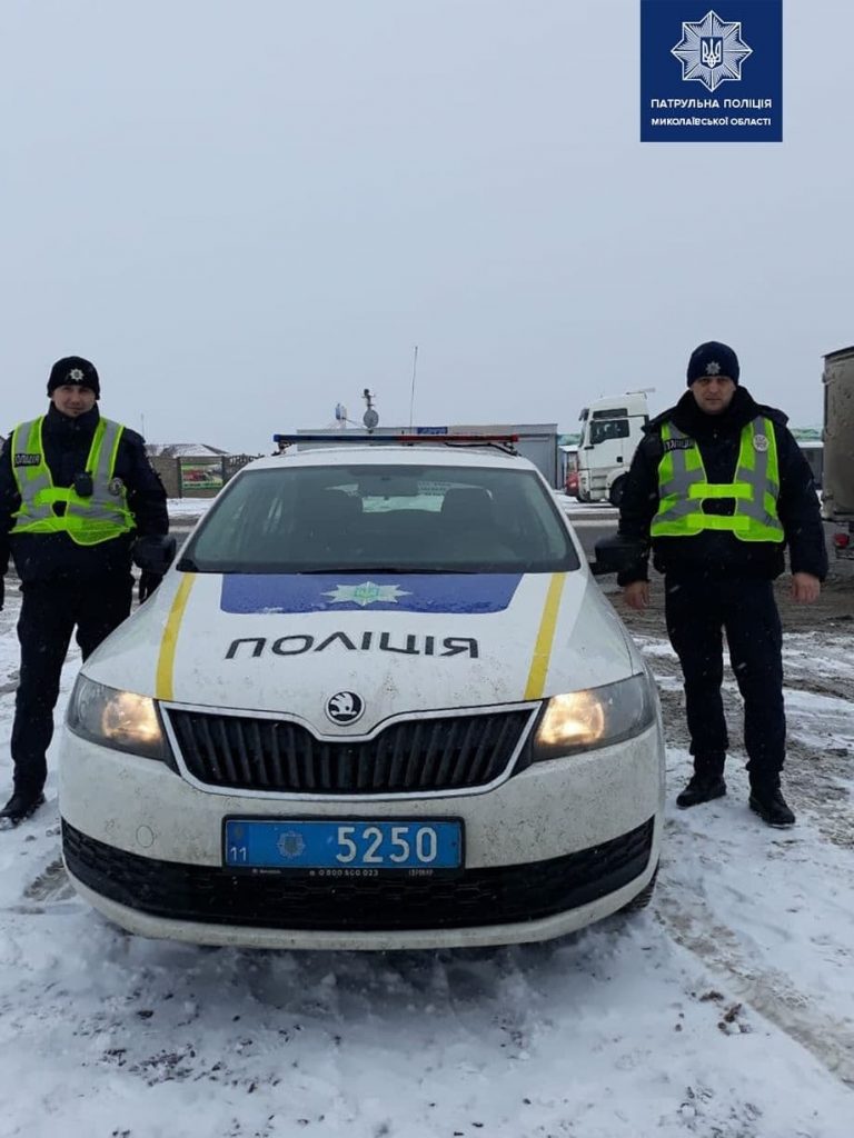 Не дали замерзнуть: николаевские патрульные спасли пожилого мужчину, который повредил ногу у Зайчевского (ФОТО) 5