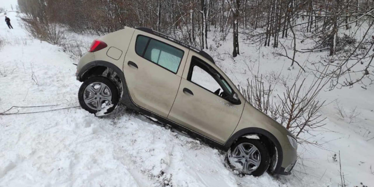 За день спасатели Николаевщины трижды вытаскивали легковушки из снежных заносов (ФОТО)