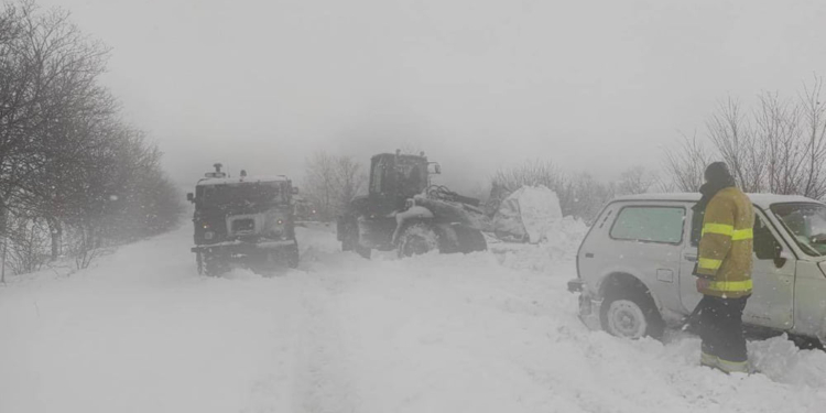 В Николаевской области спасатели продолжают доставать автомобили и «скорые помощи» из заносов. А снег идет (ФОТО)