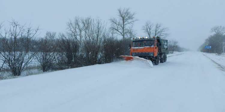 65 спецмашин чистят дороги Николаевской области от снега (ФОТО)