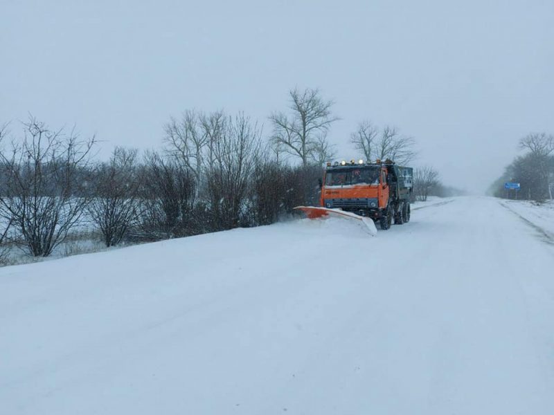 65 спецмашин чистят дороги Николаевской области от снега (ФОТО)