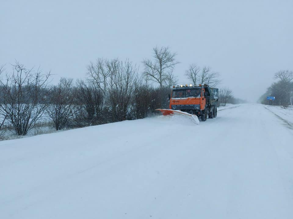 65 спецмашин чистят дороги Николаевской области от снега (ФОТО) 9