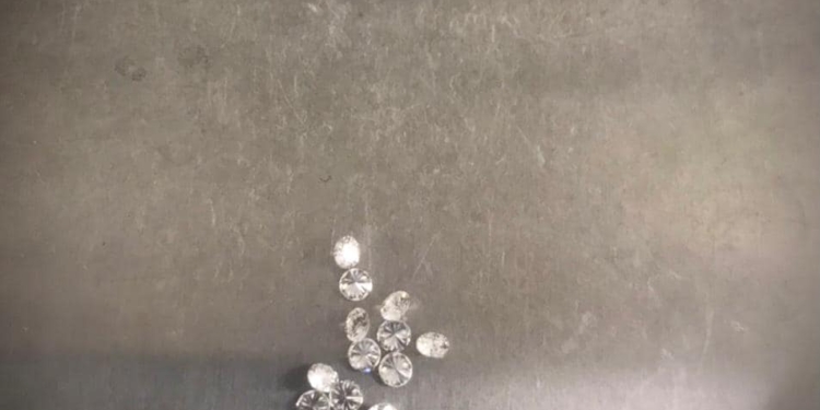 Пересылались под видом бижутерии: киевские таможенники изъяли 23 бриллианта (ФОТО)