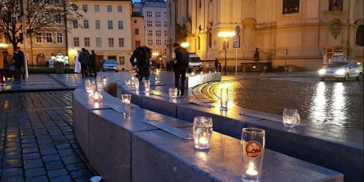 В Праге зажгли цепь свечей в пивных кружках против «антиковидных» запретов (ФОТО)